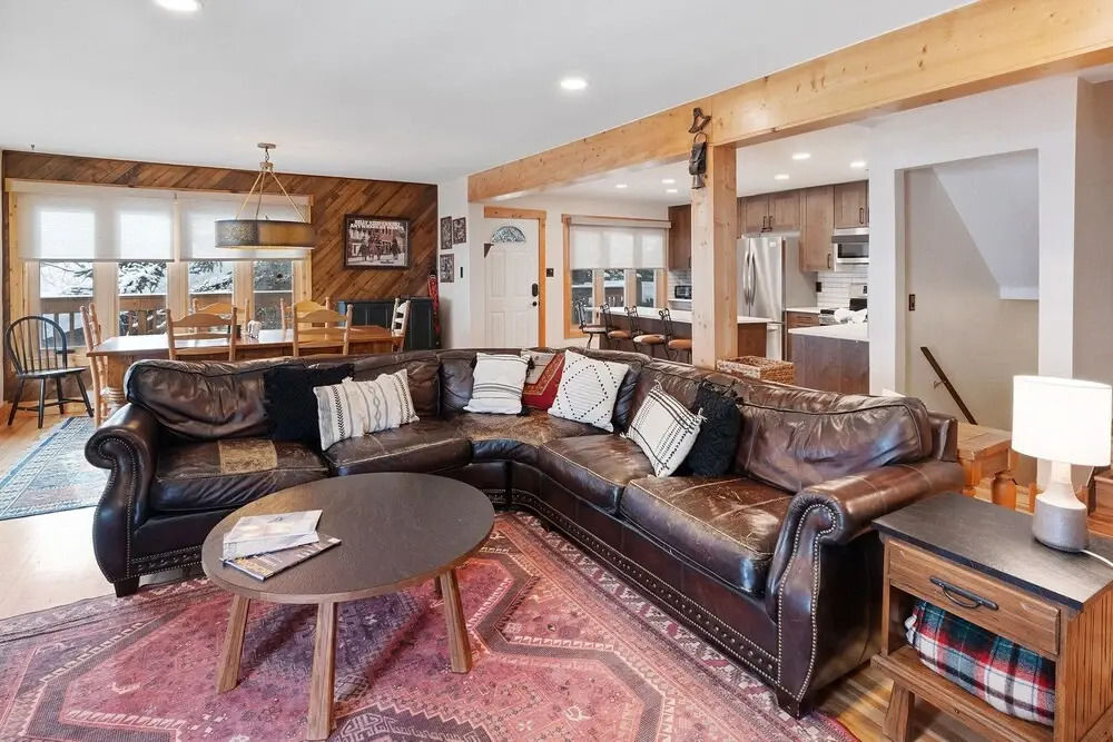 Winterset 8 pet Friendly 4 Bedroom Townhouse by RedAwning