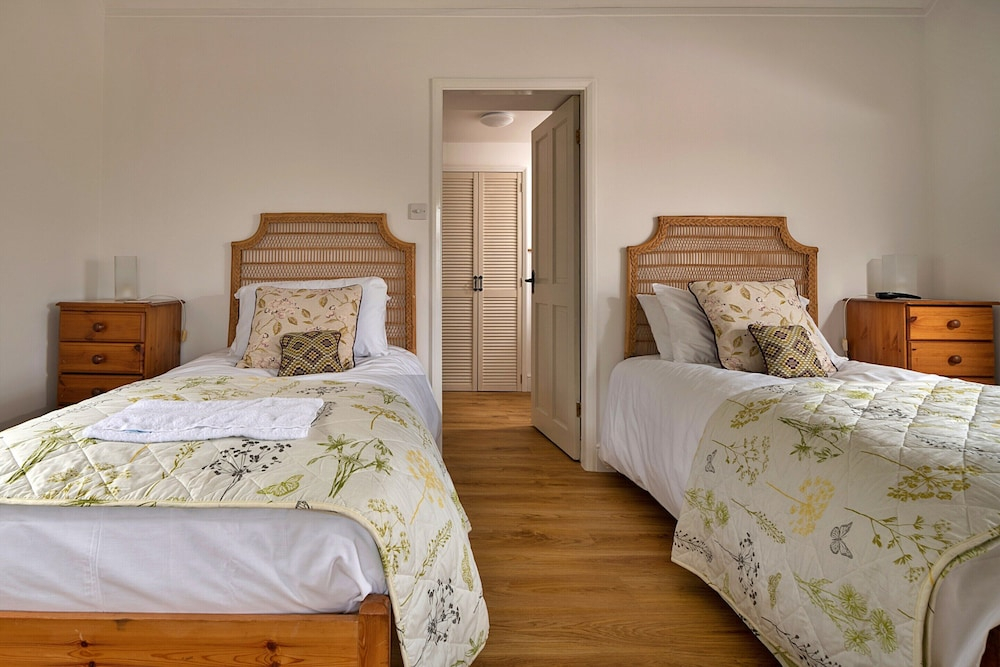 Beautiful Holiday Cottage in Chittlehampton, No Deposit
