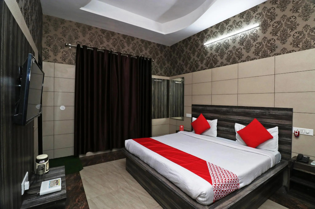 OYO 8616 Hotel Inderlok