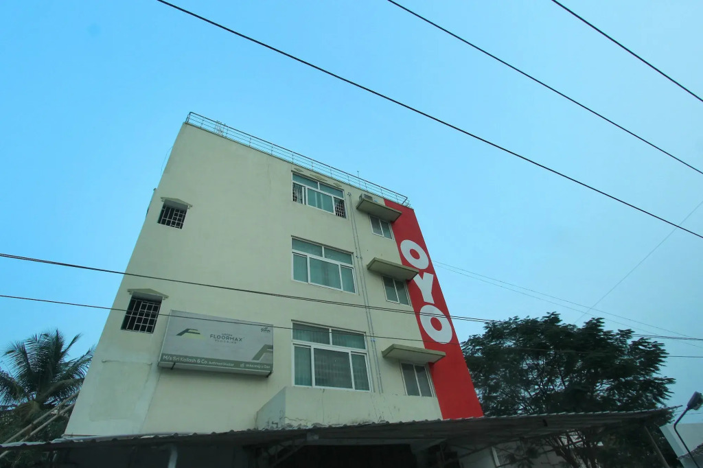 OYO 18451 Redwood