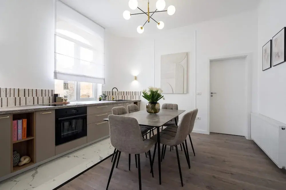 Contemporary Aparthotel 2-BR Flats Near Old Town Quiet & Serene