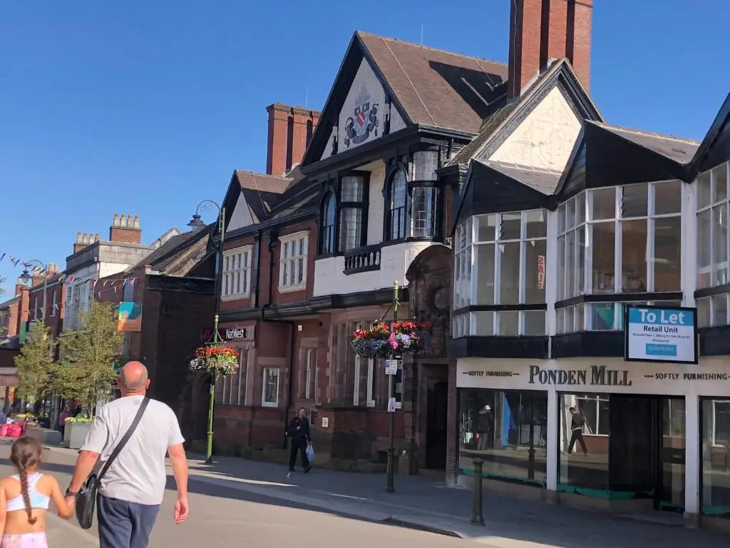 Market View, 1 bedroom unit in the heart of Leek