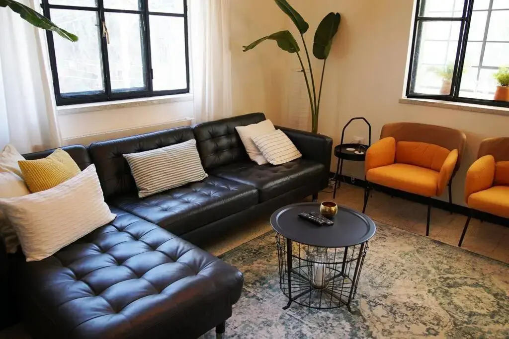Inspiring 3Bed Unit with Sunny Balcony & Fireplace