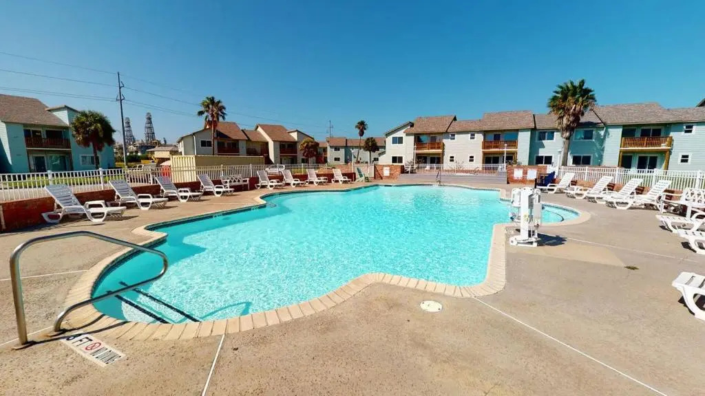 AH-G224 Remodeled Second Floor Condo, Shared Pool & Hot Tub, Near Marina