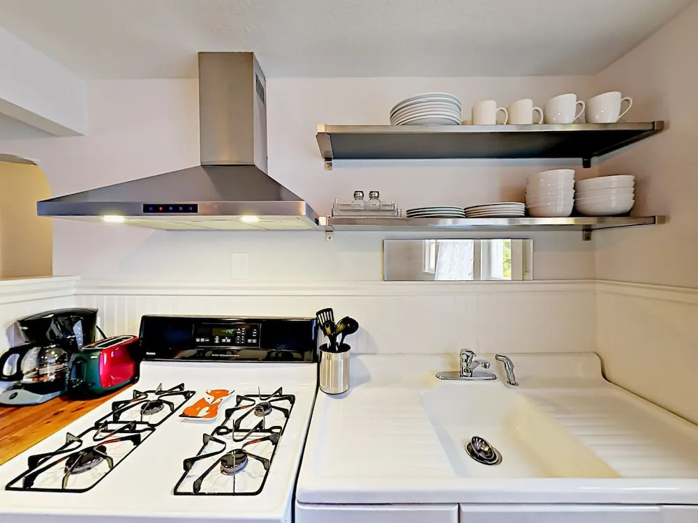 1302 N 49th St Apartment Upper Unit