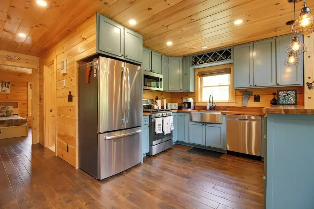 Londonderry Chalet w/ Deck, Fire Pit & Views!
