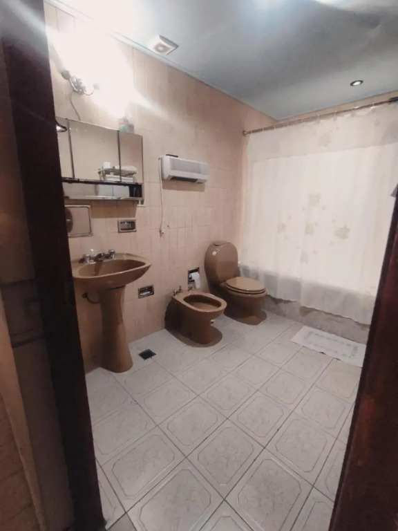 Casa amplia estacionamiento privado.