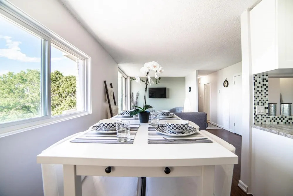 Beautiful 2bdr Suite w Parking Patio Coffee Wifi