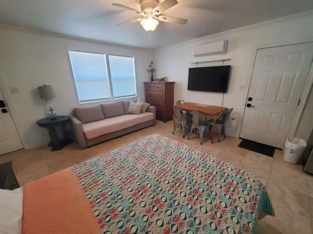 Charming Beach Studio With Wifi & Beach Access 1 Bedroom Home