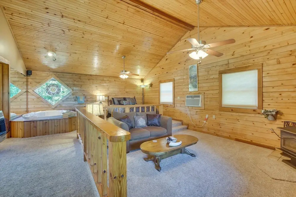 Studio w/ Mtn Views, 1 Mi to Thorncrown Chapel!