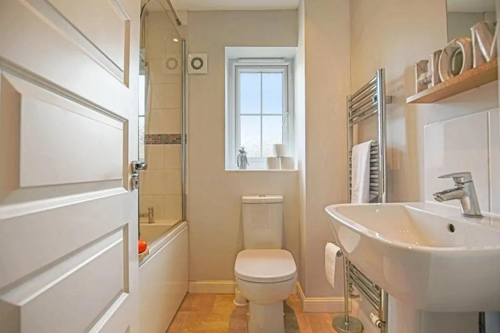 Brookland House with Free Parking, Fast Wifi, Garden and Smart TV with Netflix by Yoko Property