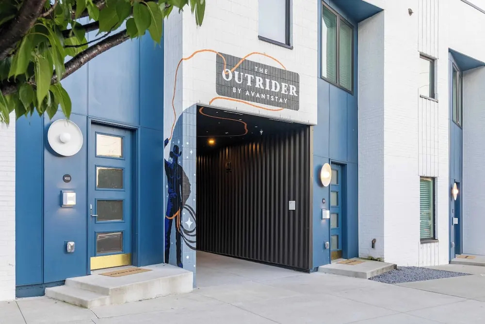 Sleeps 24, 2 Units Mins to Downtown Outrider by Avantstay