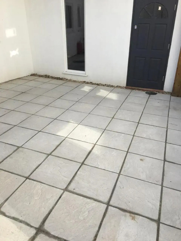 4 sleeps and travel cot- close to beach and restaurants