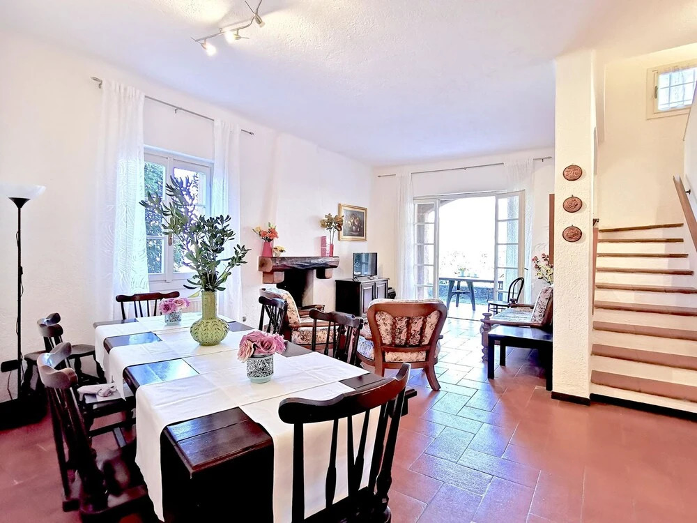 Spacious and Neat Linked House at the Como Lake