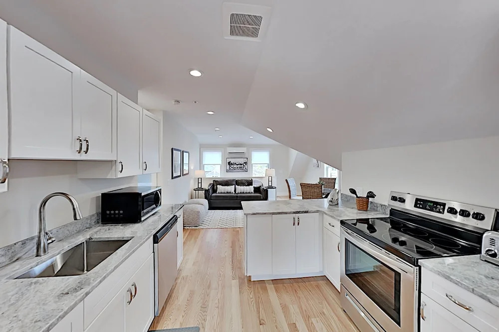 Lavish : Amazing Locale Near Dining & Beach 1 Bedroom Condo