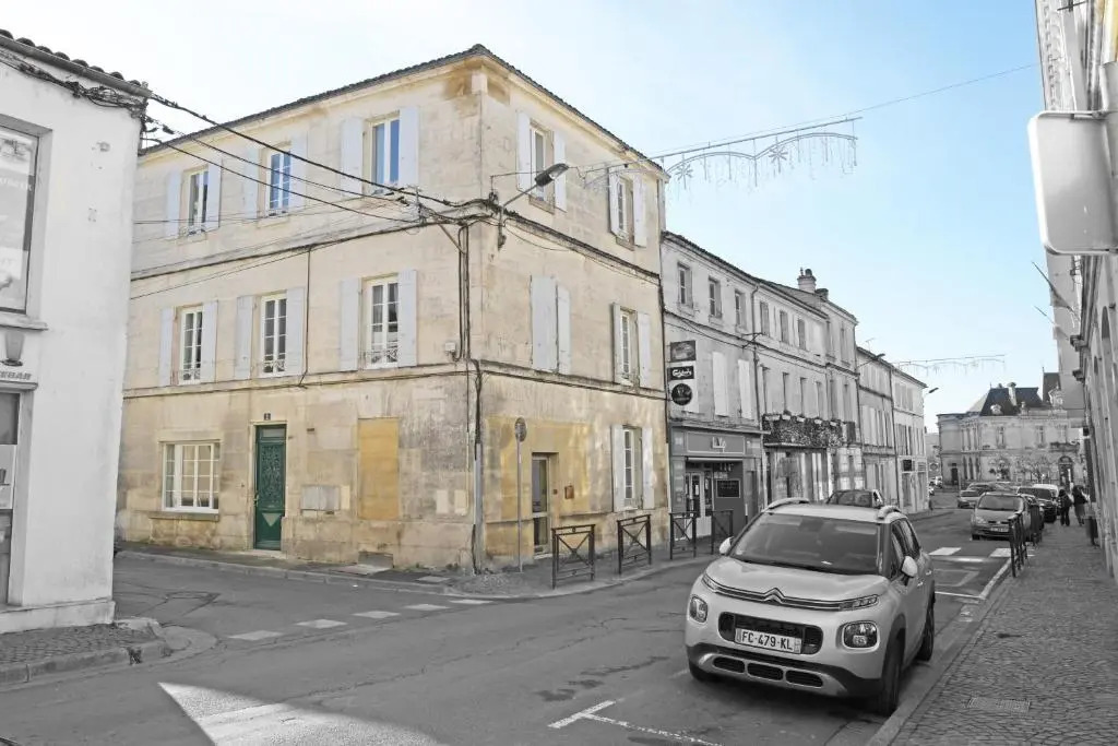 T2 avec verrière situé en hyper centre avec wifi, Netflix, linge, draps, savons et serviettes fournis