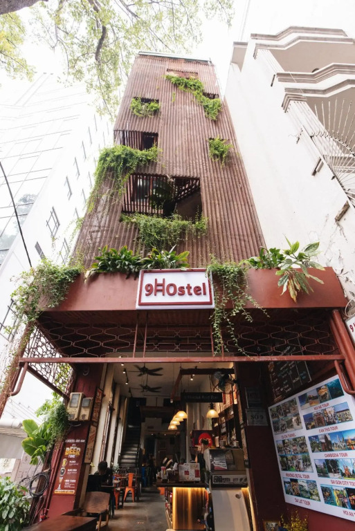 9 Hostel and Bar