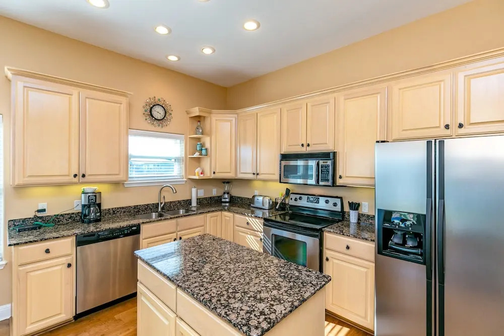 Walk To Beach! 3br, 3ba In Royal Sands With Access To 2 Pool 3 Bedroom Home