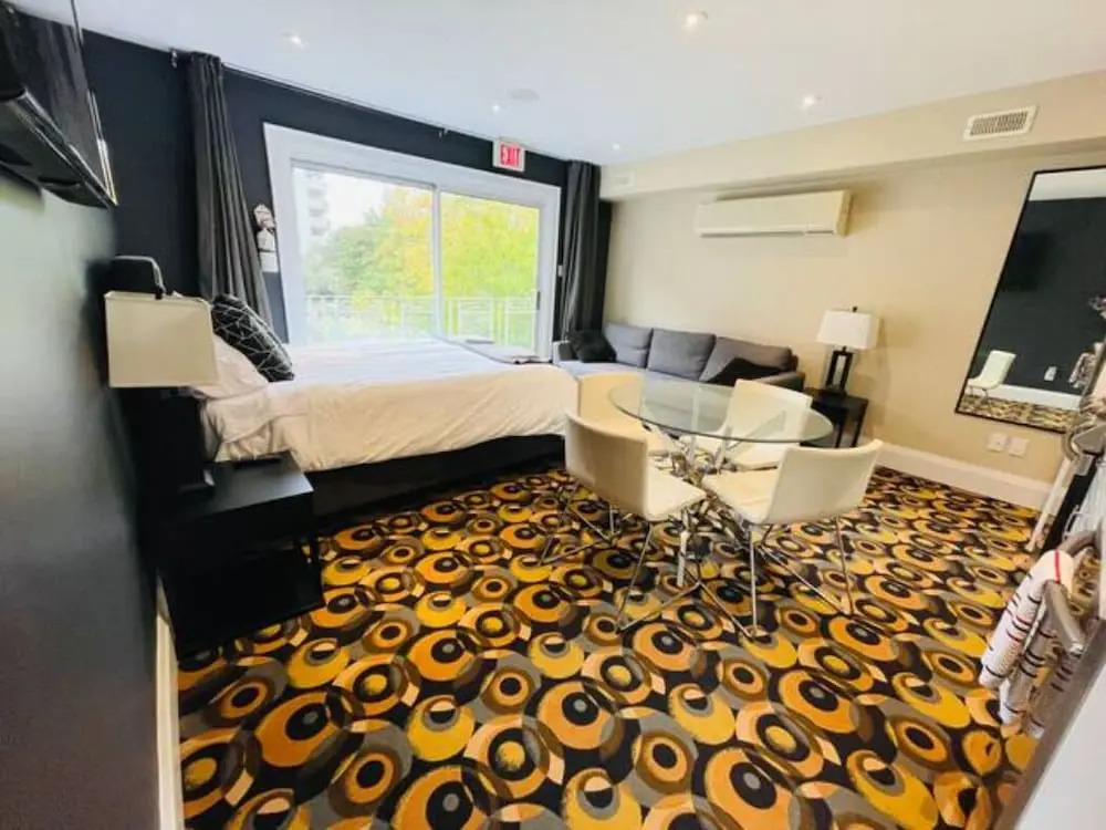 Cozy Downtown Condo Suite