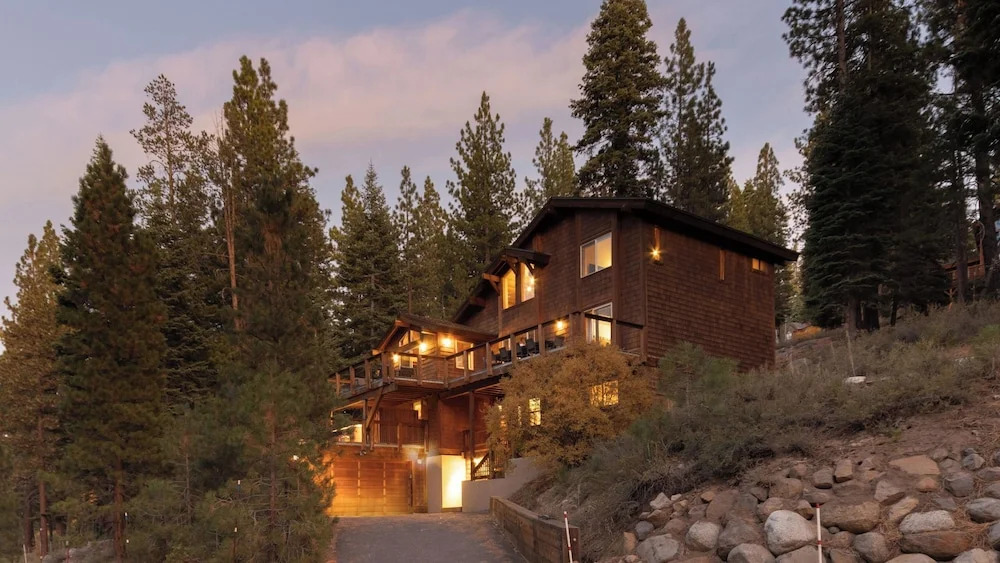 Redwood by Avantstay Secluded Cabin w/ Views & Spa 5mins to Northstar!