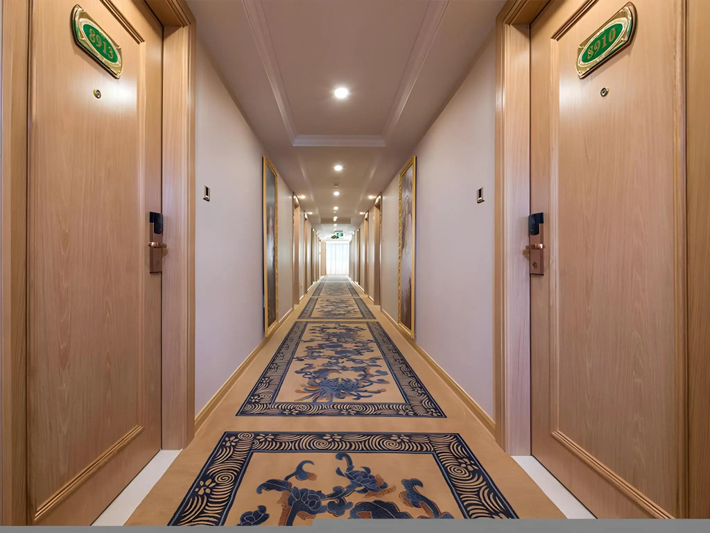 Vienna Hotel ( Guanlanhu station Shanshui Tianyuan)