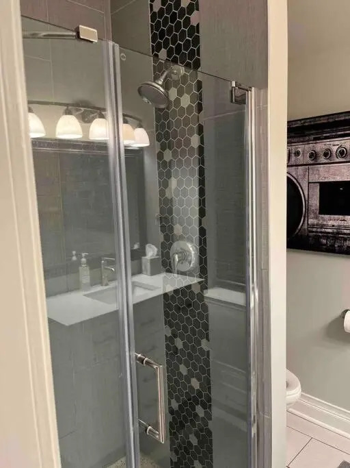 Trendy West Town Flat - 2 bed / 1.5 bath w parking