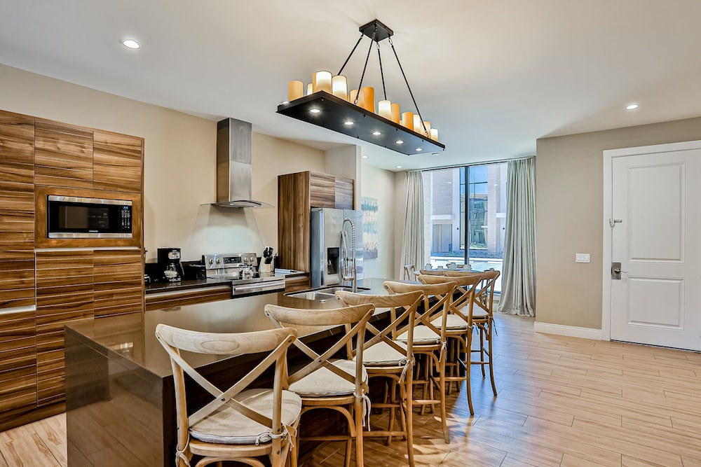 Modern Villa With Patio, Grill, Central AC, Wifi, Shared Pool, Tennis, & gym
