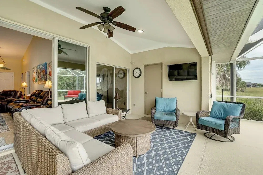 Beach Days & Fairways: Rotonda West Snowbird Home