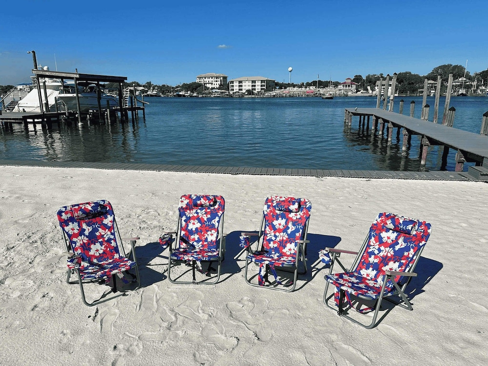 Harbor Seahorse - Outdoor Deck & Boat Dock
