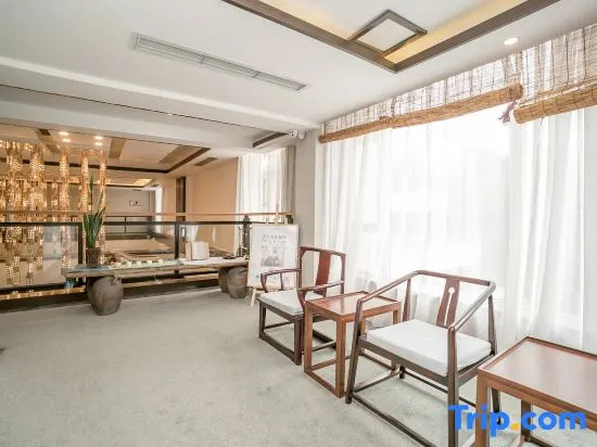 Linran Spring Holiday Hotel near The PandaVally