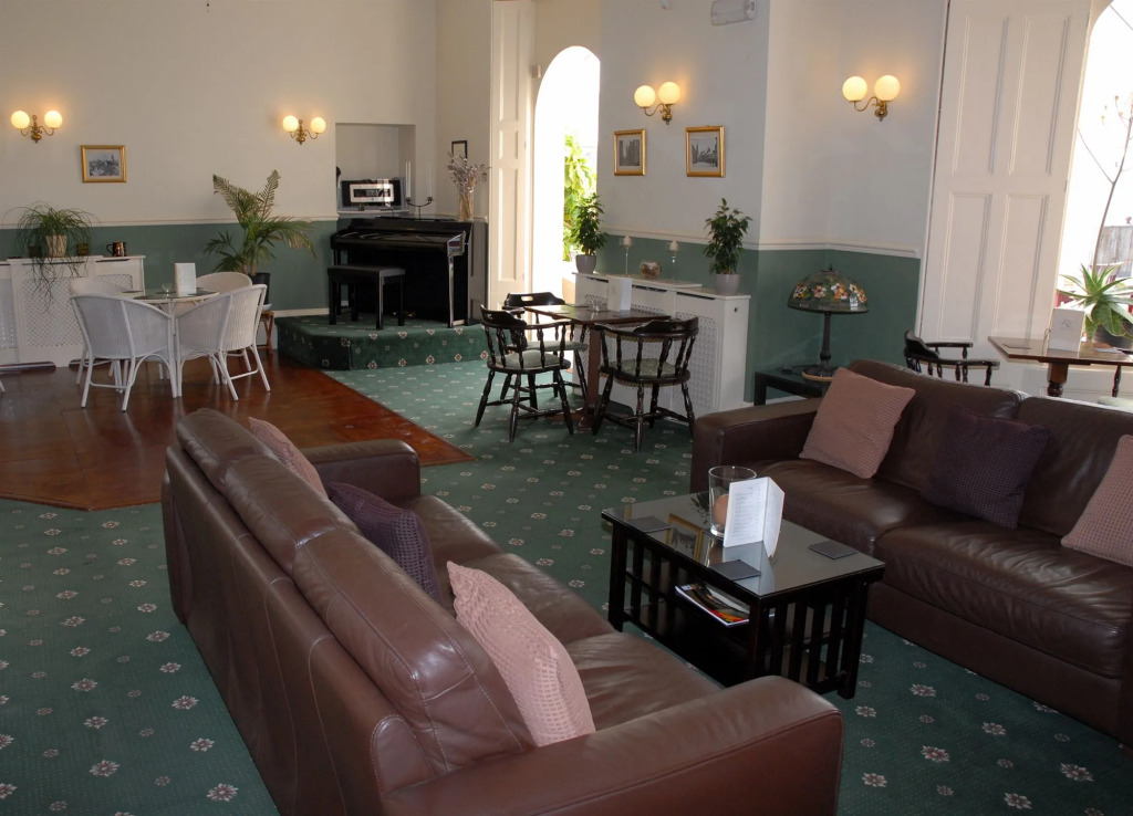 Riviera Lodge Hotel