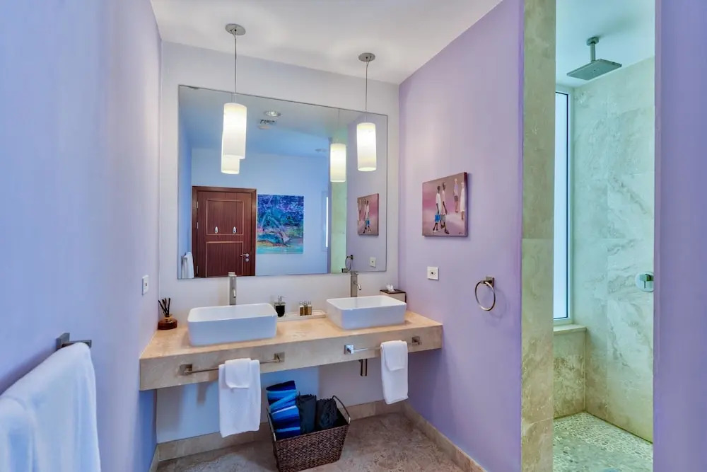Direct Ocean Views and Beach Access, Swimming Pool, AC, Free Wifi, Near Shops & Restos