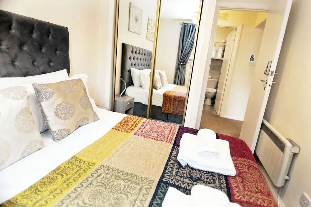 2 Bed Flat - Sleeps 4 - Parking - Wifi