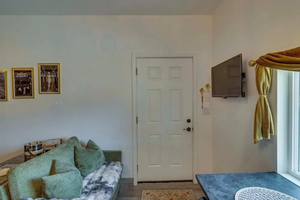 Great for Work! Chic & Cozy Los Angeles Unit
