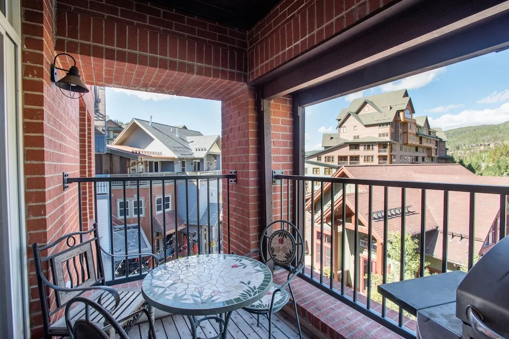 Spacious Village View Townhouse with Fireplace at Parry Peak Lofts townhouse