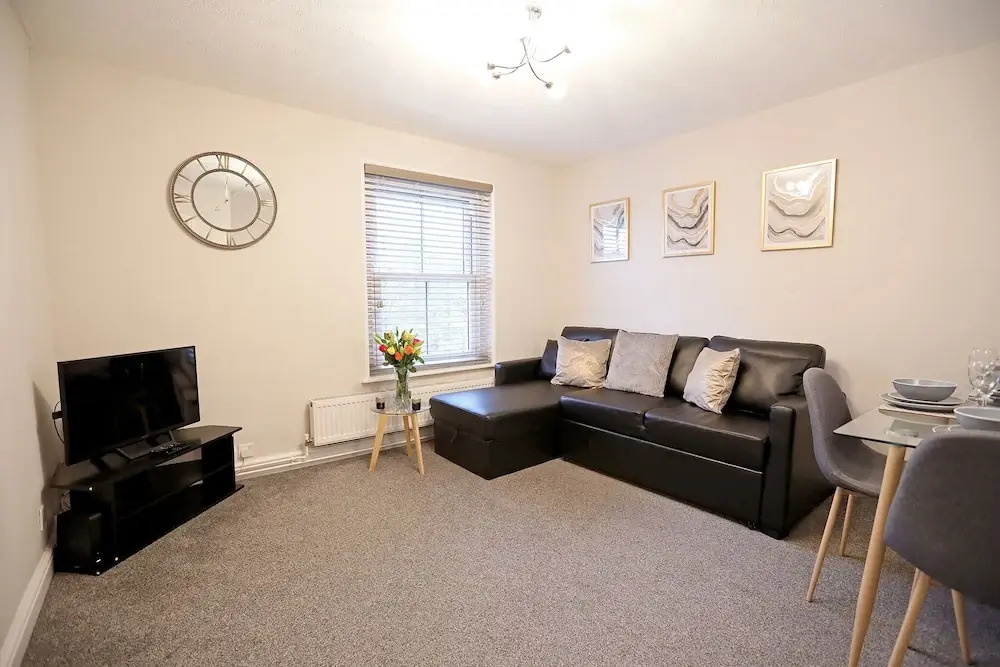 Spacious 2 Bedroom Cosy Apartment - Close to Station!