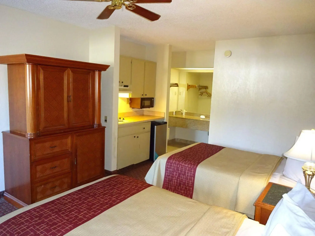 Red Roof Inn & Suites