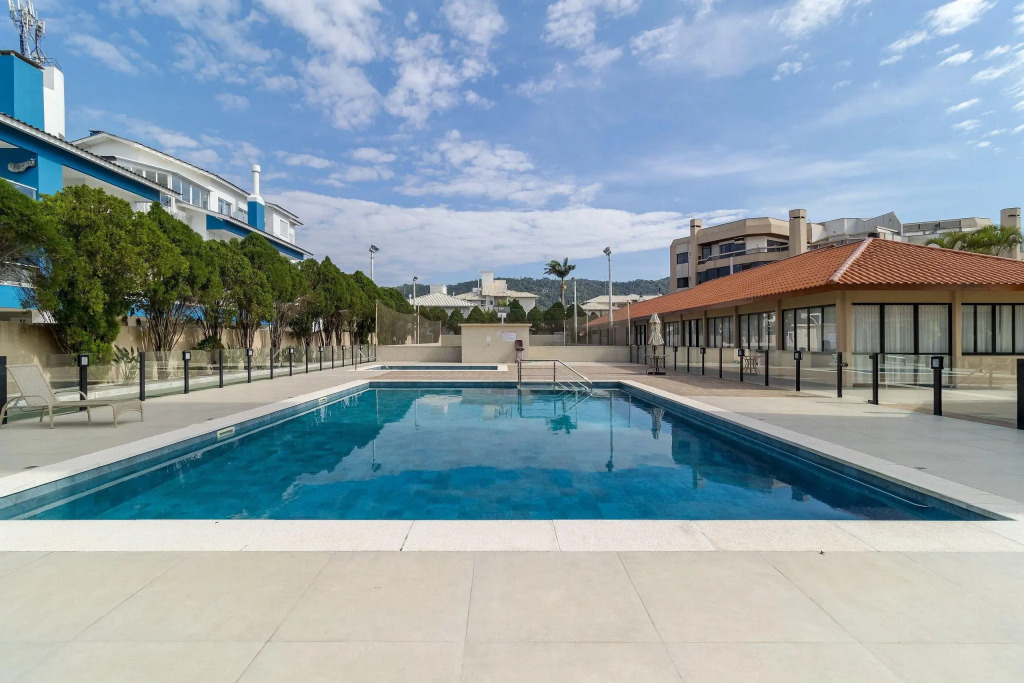 Apto com sacada 200m da praia - Ingleses VIN202