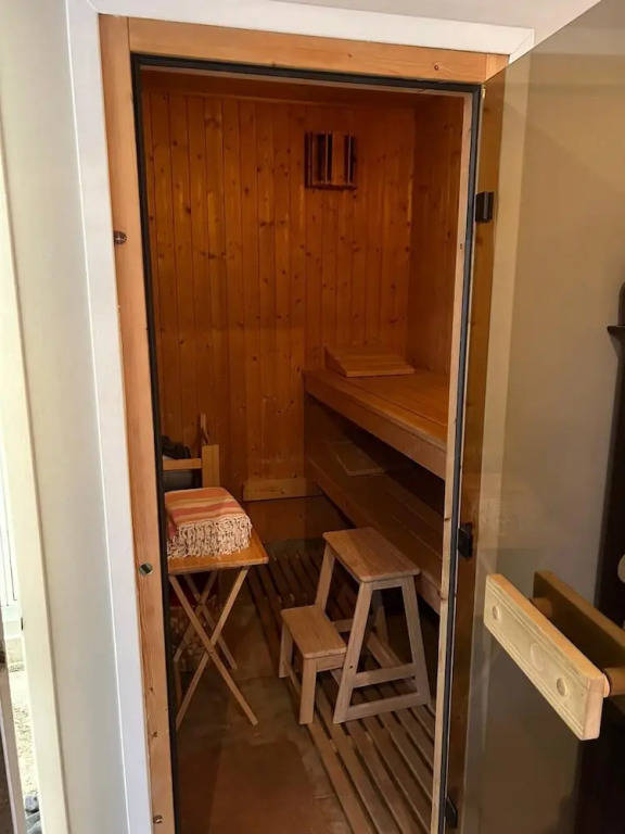 3 Bed House - Sleeps 5 - Sauna - Garden - Gym
