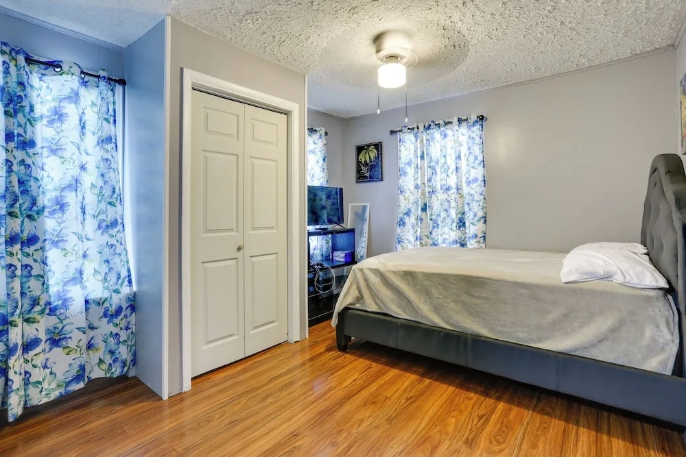 8 Mi to Metlife Stadium: Pet-friendly Home w/ Yard