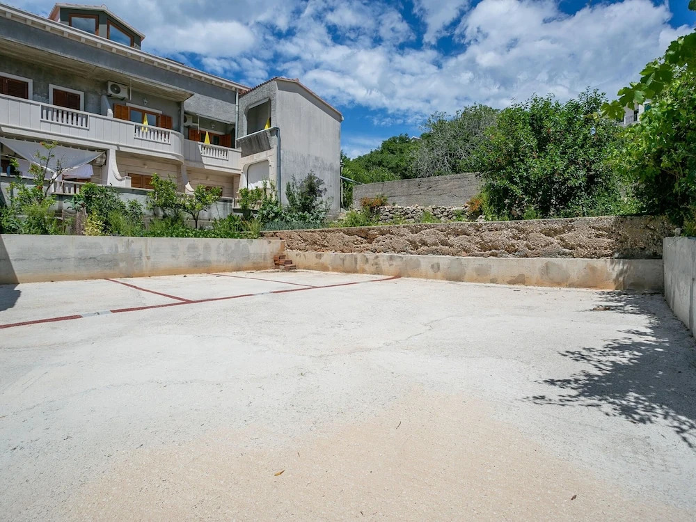 Simplistic Holiday Home in Sumartin near Sea Beach