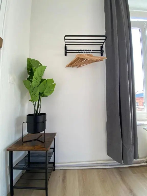 Roubaix Lille private shower & Netflix