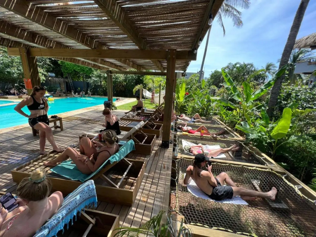 Straw Hat Surf Hostel & Bar