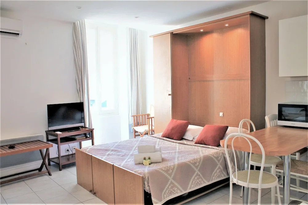 Central Studio with 2 Double Beds