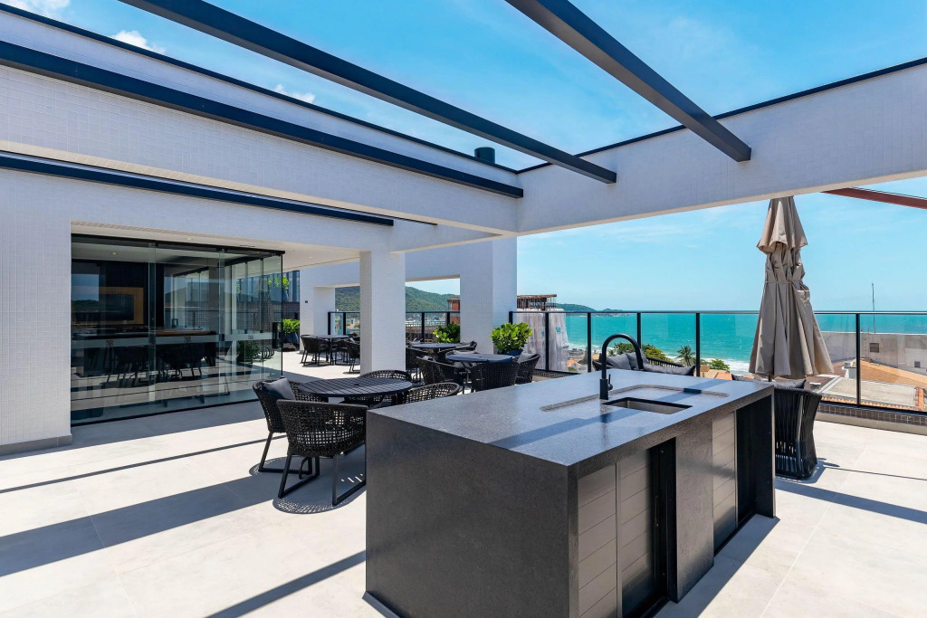 Luxuoso Loft em Condomínio com Piscina a 150m do Mar