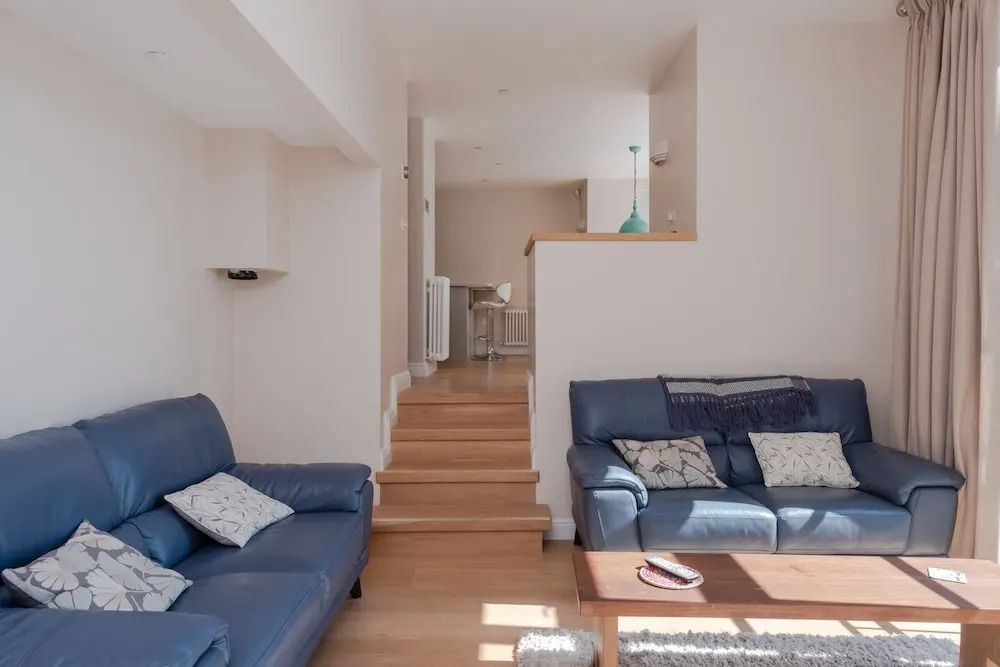 Large riverside 4BR apartment near Canary Wharf