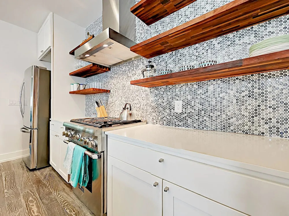 3br W/ Contemporary Kitchen, Patios 3 Bedroom Duplex