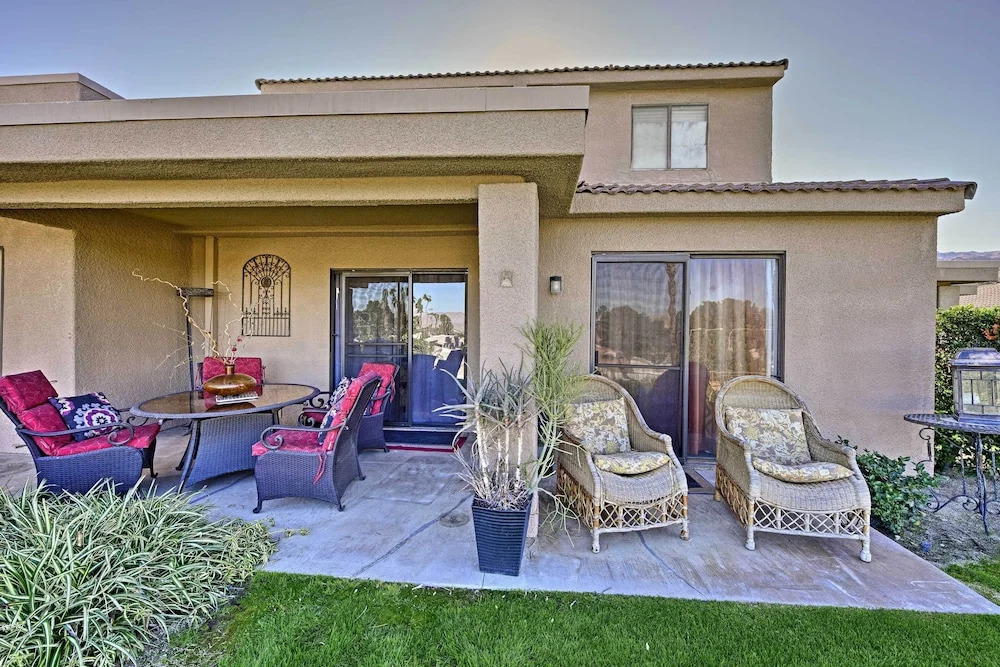 Palm Desert Townhome w/ Mountain Views & Patio
