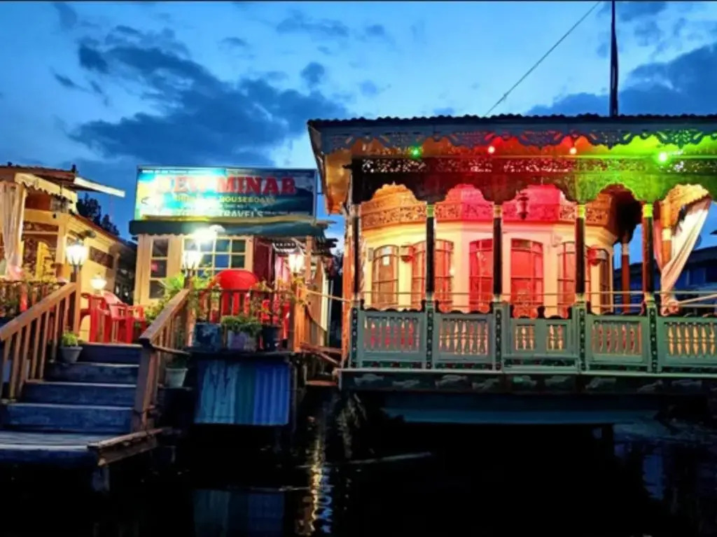 New minar group of houseboats