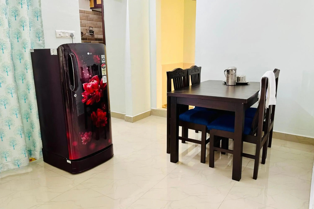 TrueLife Comfort Inn - Near PS4 veg restaurant - On way to Balaji Temple - 2BHK AC apartments - Coffee Tea Milk - Fast WiFi, Kitchen, Dining, Android TV, Parking - Easy access to Airport, Railway Station and to all Temples - Top service with lots of Love